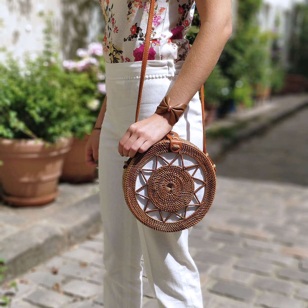 manchette cuir little madame sac rond panier bali blogueuse mode paris - De la verdure et du soleil