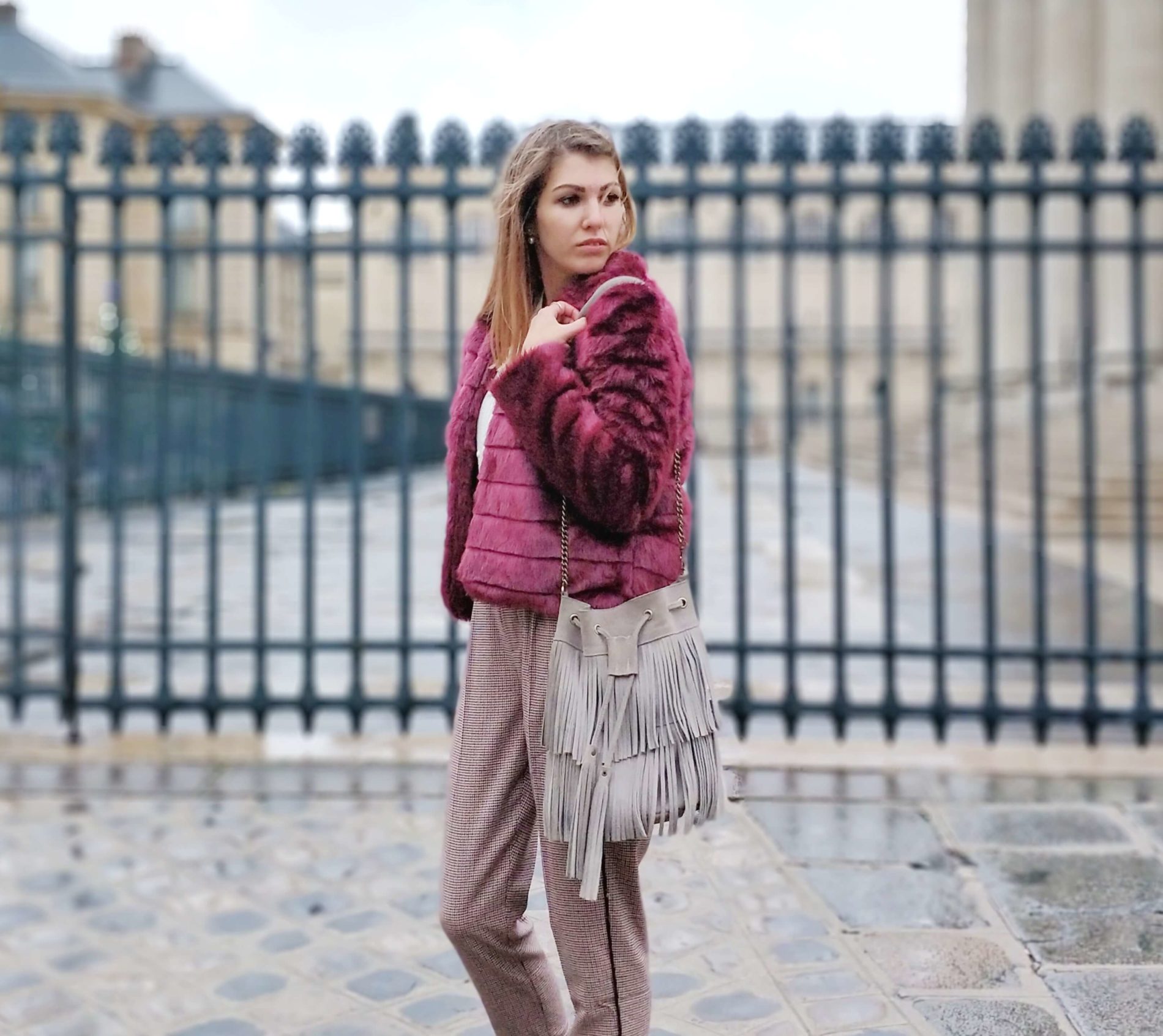 tenue veste fourrure bordeaux blog 1900x1692 - L'hiver en fausse fourrure