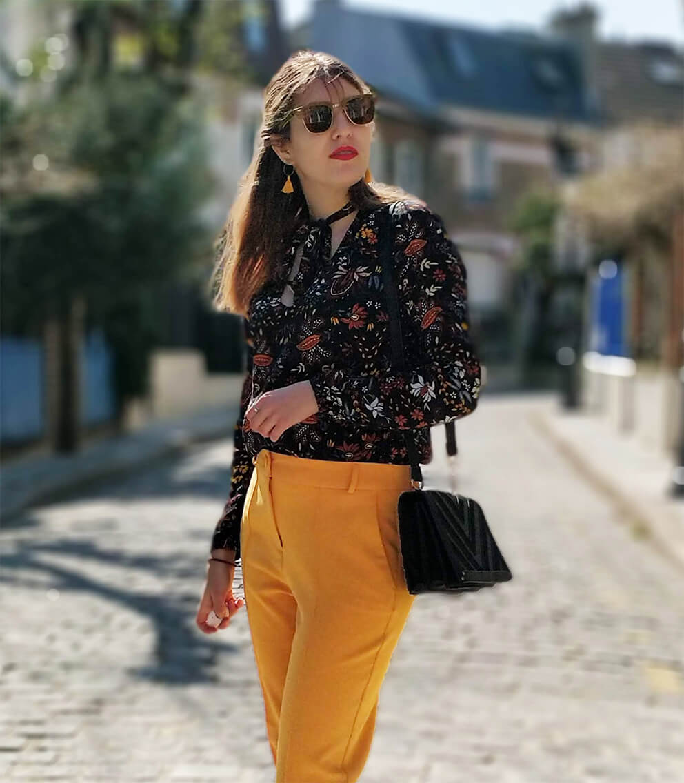 blog tenue pantalon jaune top fleurs printemps - Du bonheur et de la couleur