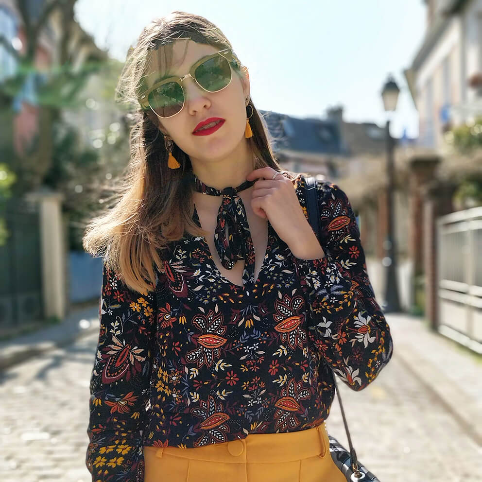 details tenue top fleurs lunette de soleil - Du bonheur et de la couleur