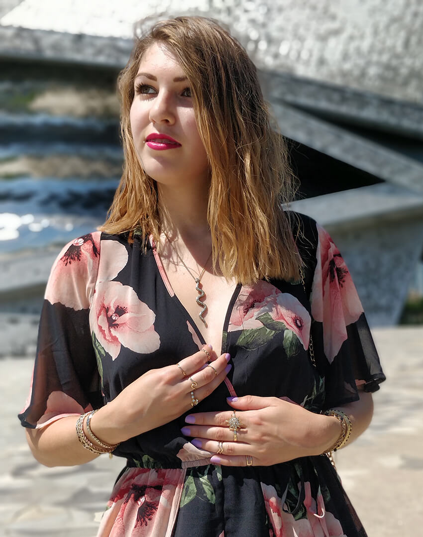 blog mode 19 janvier détails bijoux collier - Robe longue ou short : pourquoi choisir ?