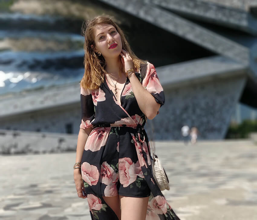 tenue blog mode robe short fleurs 1 - Robe longue ou short : pourquoi choisir ?